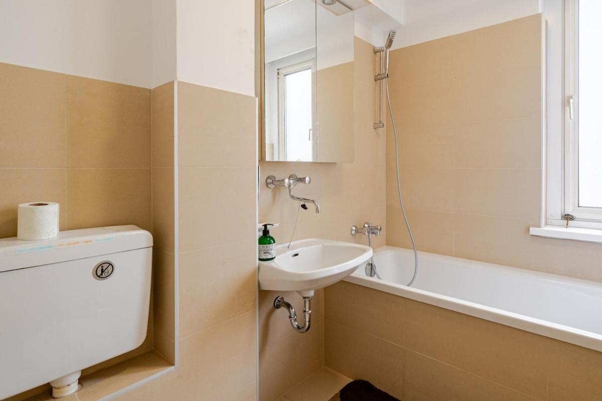10 Minutes To City Centre And Next To Wien Hbf And Easy From Airport Exterior photo